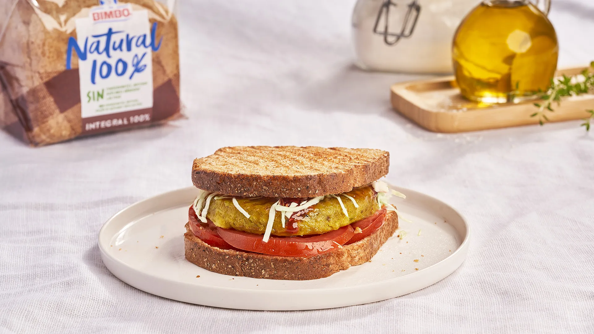 Sándwich de hamburguesa vegana con chucrut y salsa de frutos rojos